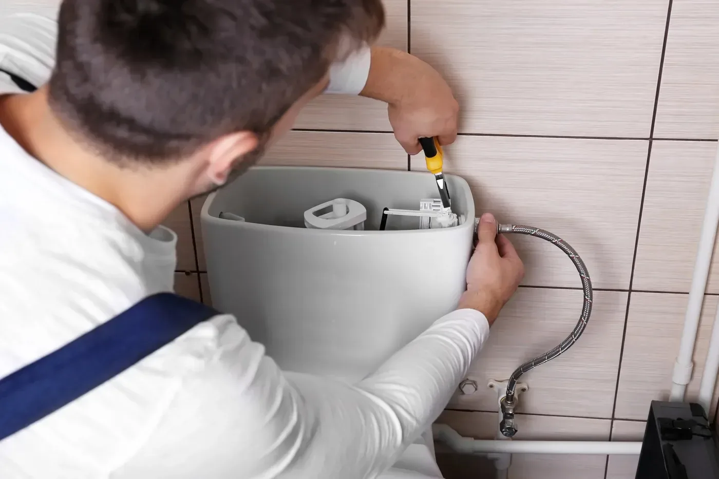 Pose d'un mitigeur de lavabo neuf lors d'une intervention de plomberie à Vincennes